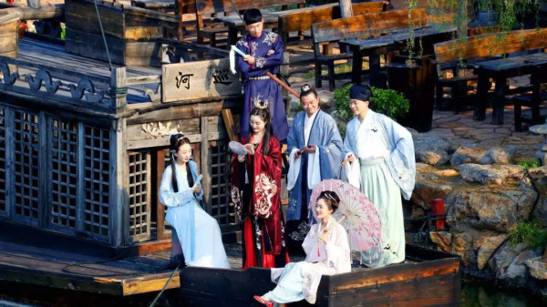 清明上河园万套宋装免费穿 (2).jpg